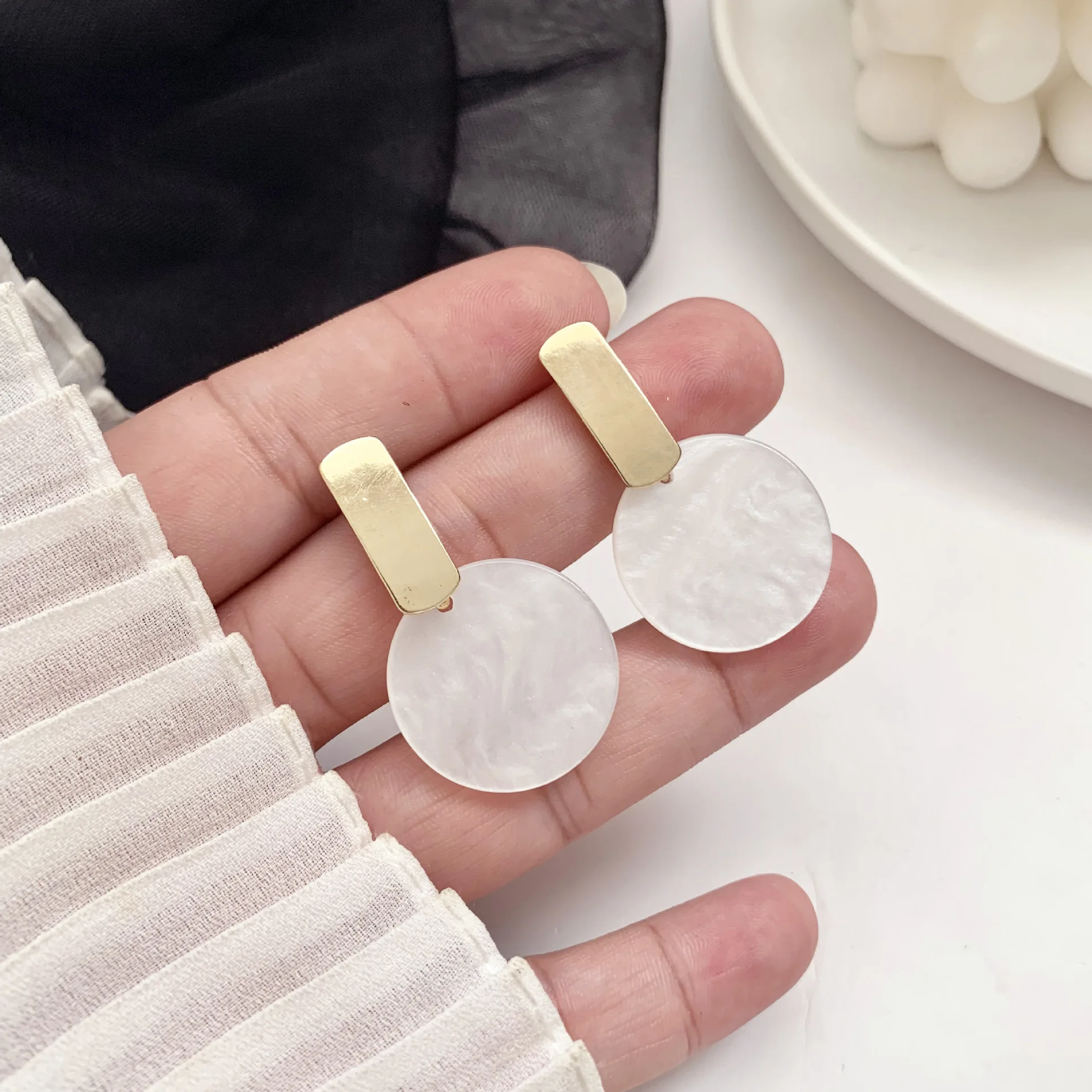 

2020 new gold statement temperament simple geometry metal white acrylic round pendant earrings for women Wedding