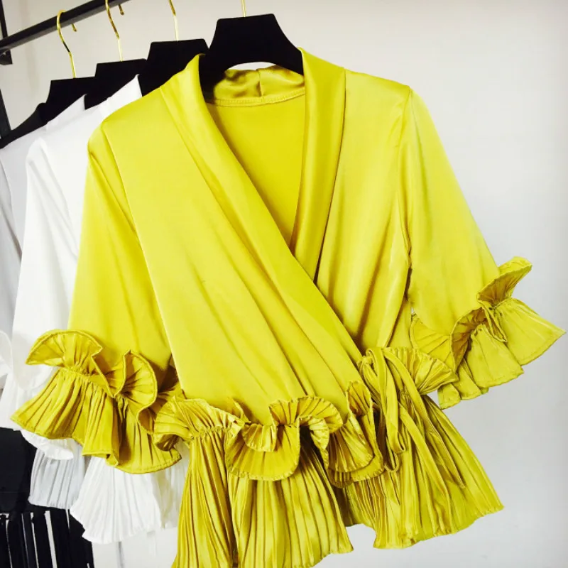 Шифоновая рубашка с объемными цветами и треугольным вырезом плиссированные