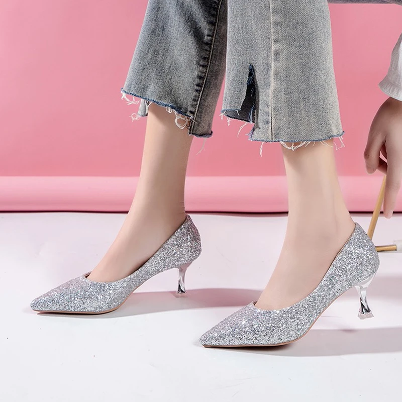 Женские свадебные туфли на шпильке серебристые с острым носком и кристаллами