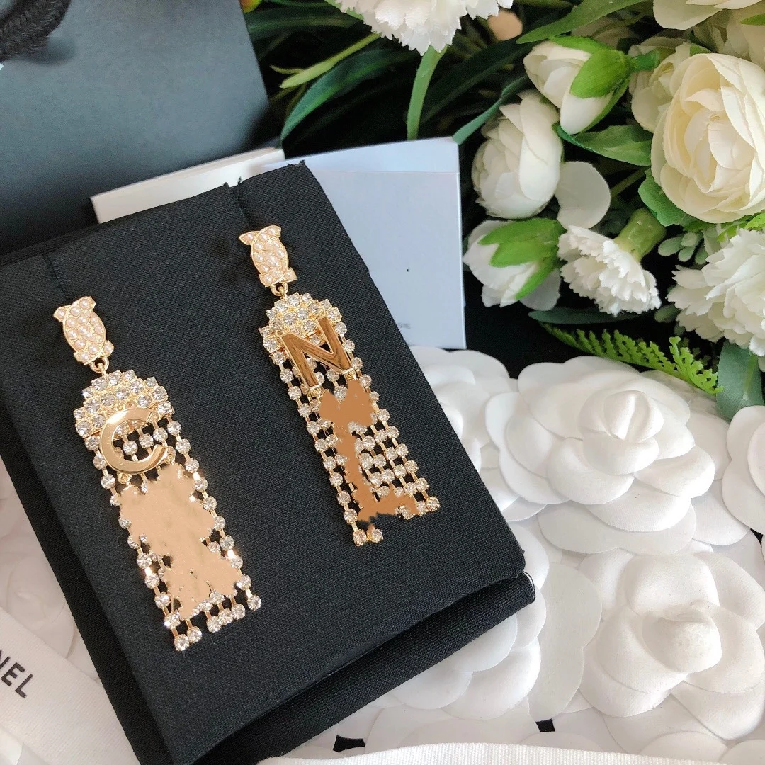 

Shoppe original C home ~ super beautiful flashing letters tassel rhinestone earrings! The mood of the mirror is very good~