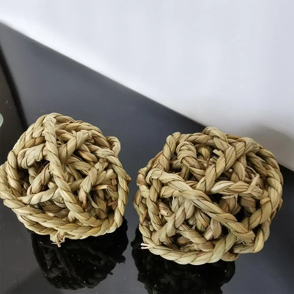 Шар из натуральной травы с колокольчиком мелких домашних животных жевать