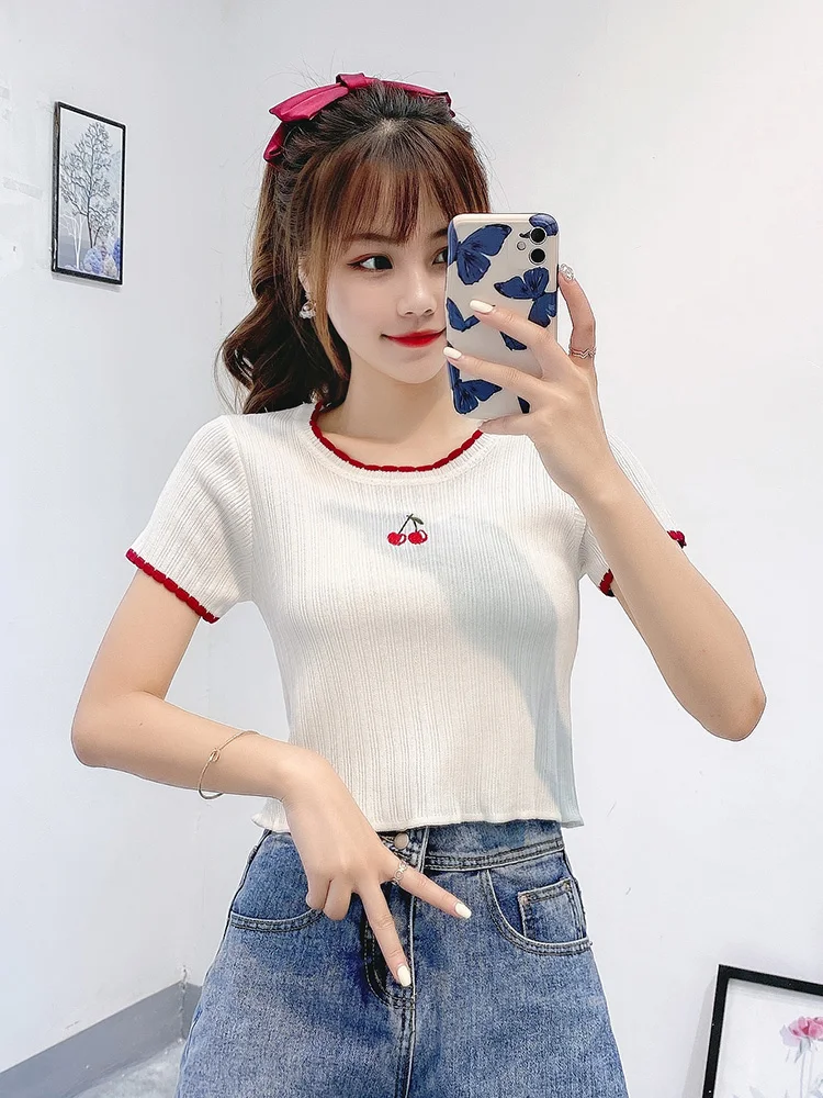 

Женская трикотажная футболка из ледяного шелка, Новинка лета 2021, милый Приталенный топ с круглым вырезом и вышивкой вишни, модный короткий т...