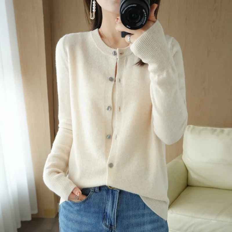 

Осенне-зимний шерстяной свитер Lafarvie с круглым вырезом, кардиган, женские топы, модный однотонный женский свитер на пуговицах, вязаный джемп...