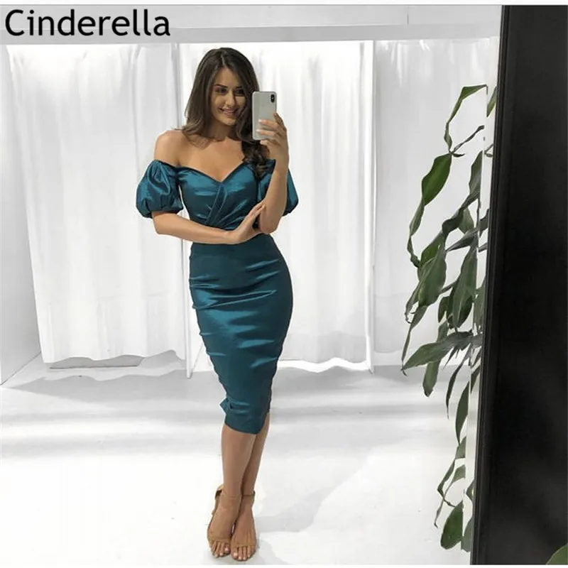 

Короткое атласное платье с открытыми плечами, на молнии сзади