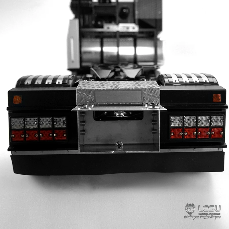 металлический задний фонар