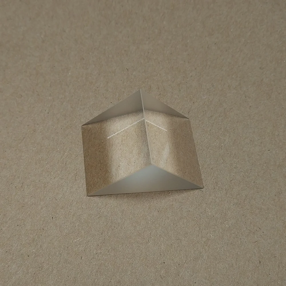 Lsosceles правый треугольник Призма 90 градусов отражение Физика Эксперимент