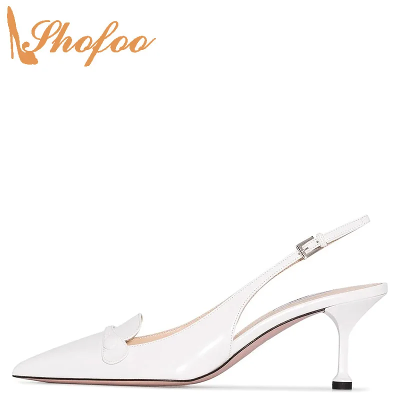 Белые туфли лодочки на высоком тонком каблуке с острым носком и ремешком пятке