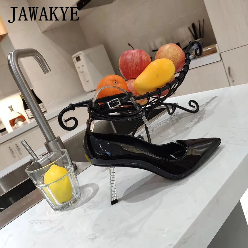 JAWAKYE/необычные туфли на высоком каблуке; женские туфли-лодочки с острым носком; вечерние туфли из лакированной кожи на тонком высоком каблуке с ремешком на щиколотке