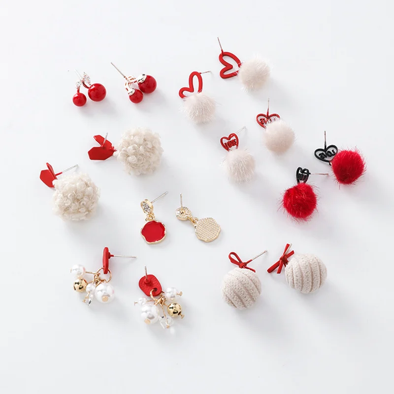 Новые модные зимние красно-белые серьги-каффы с маленьким сердечком, бантом и пушистыми шариками – аксессуары для выражения индивидуальности.