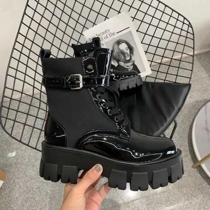 

2020 new leather women's shoes autumn and winter fashion trend thick soled Martin boots Korean version British style high soled