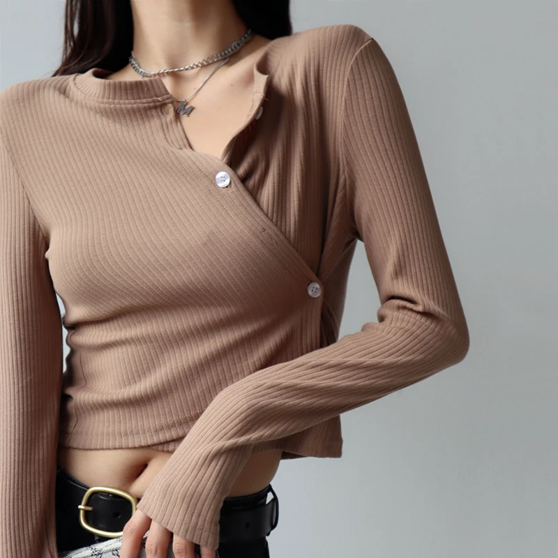 Женский Асимметричный кроп-топ на пуговицах с длинным рукавом |