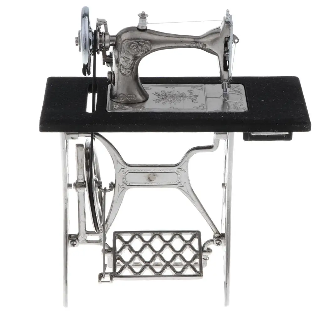 Миниатюрная швейная машина для кукольного домика в масштабе 1/10 |