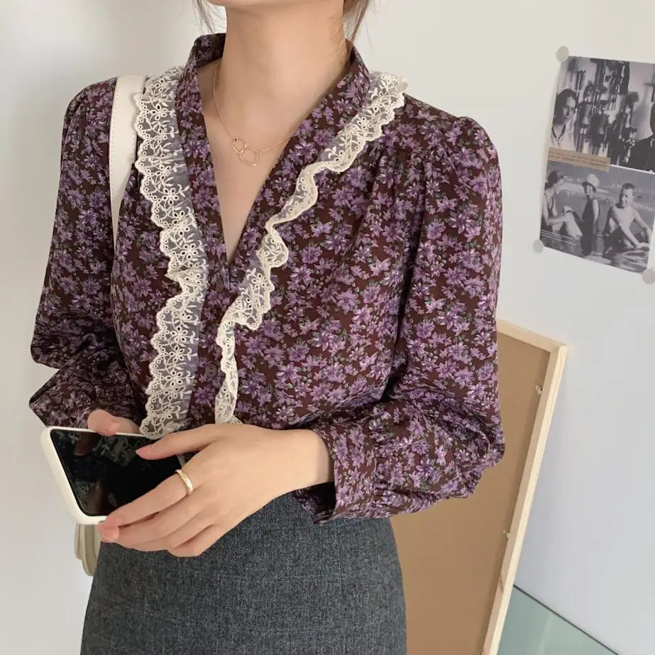 

Lace Stitching Chiffon 2021 Spring Floral Shirt Female Brim V-Neck Port Flavour Restoring Ancient Women Clothing Lantern Sleeve