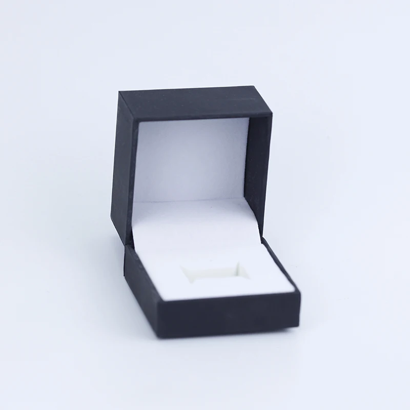 Чехол из черной бумаги с одним кольцом | Украшения и аксессуары