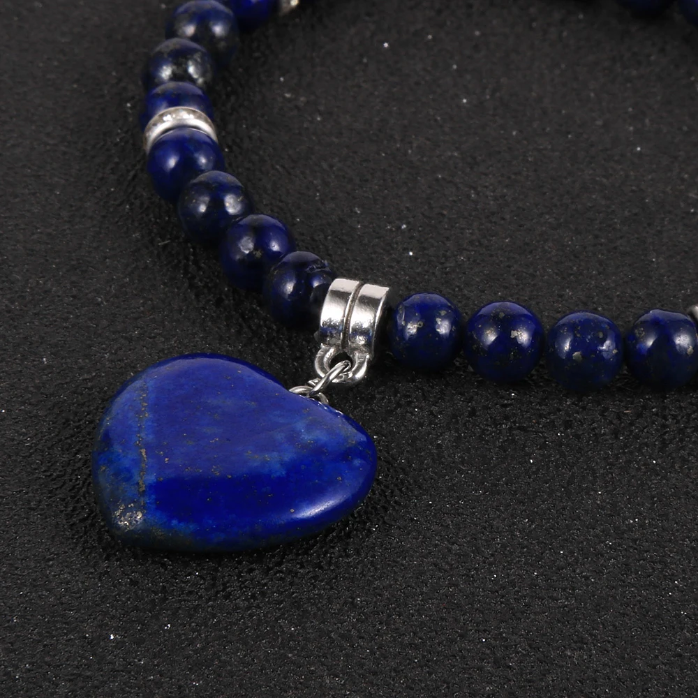 Женский браслет с натуральным камнем и сердечком украшенный бусинами тигриным