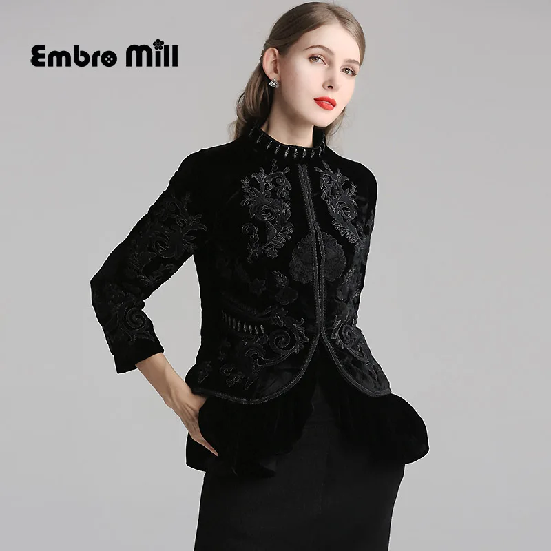 Осенне зимняя тонкая и легкая короткая куртка пуховик уличная стильная женская с