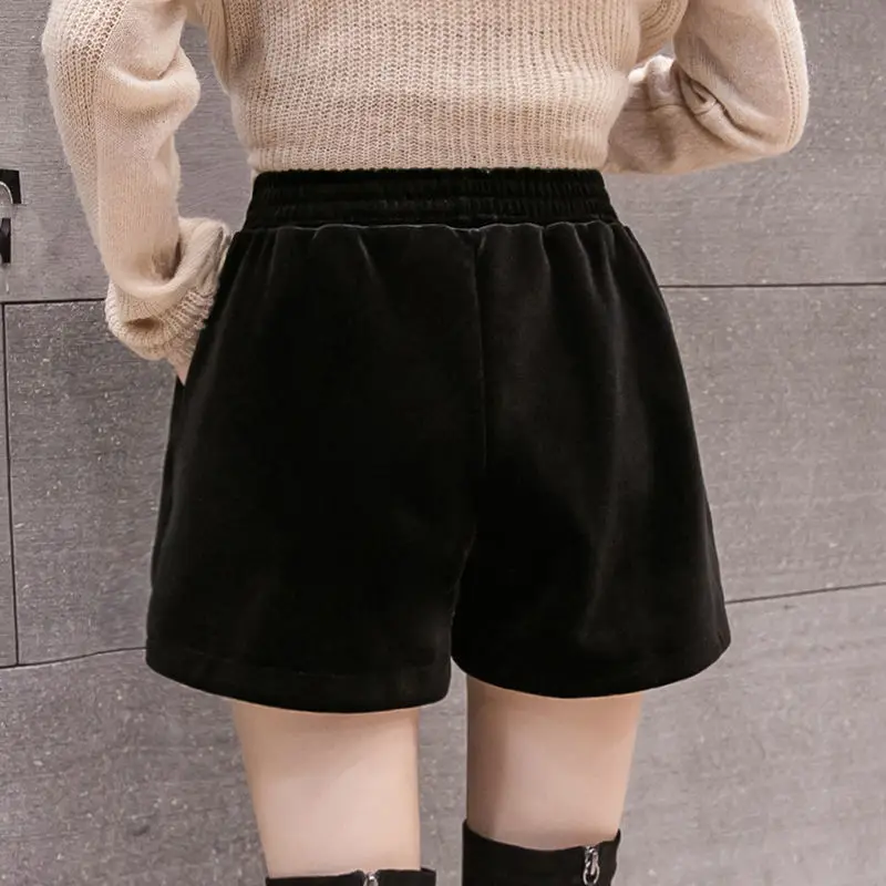 

2021 Autumn Winter New Fashion Temperament Shorts Women Loose Diamond-beaded Gold Velvet Wide Leg Outer Boots Shorts Y563