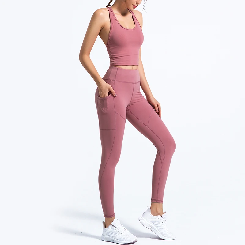 

Женский спортивный костюм с эффектом пуш-ап для занятий спортом