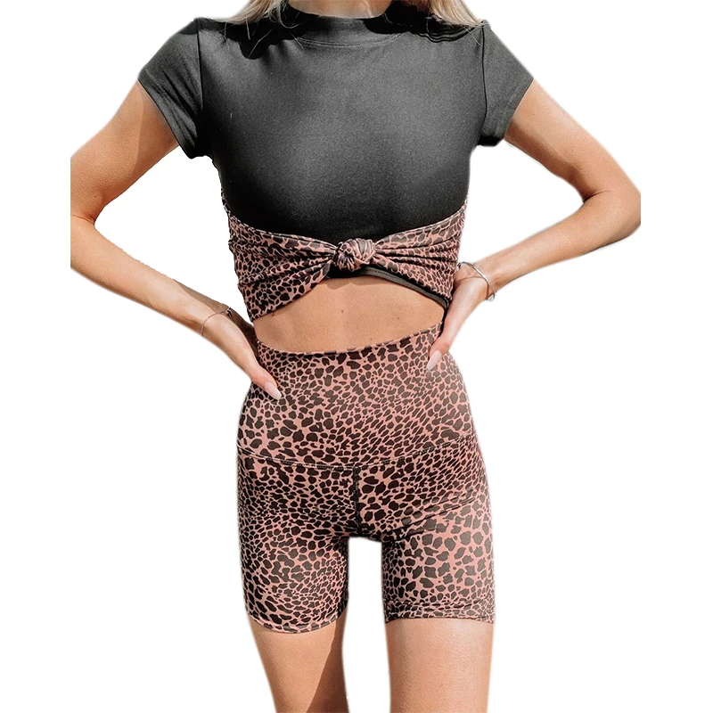 

Женский леопардовый комплект из двух предметов, короткий топ с коротким рукавом и круглым вырезом, укороченные брюки с эластичной высокой т...