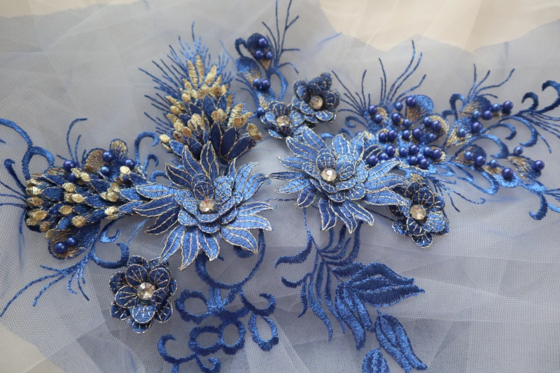 Кружевная аппликация из бисера Королевского синего цвета с вышивкой синей розы