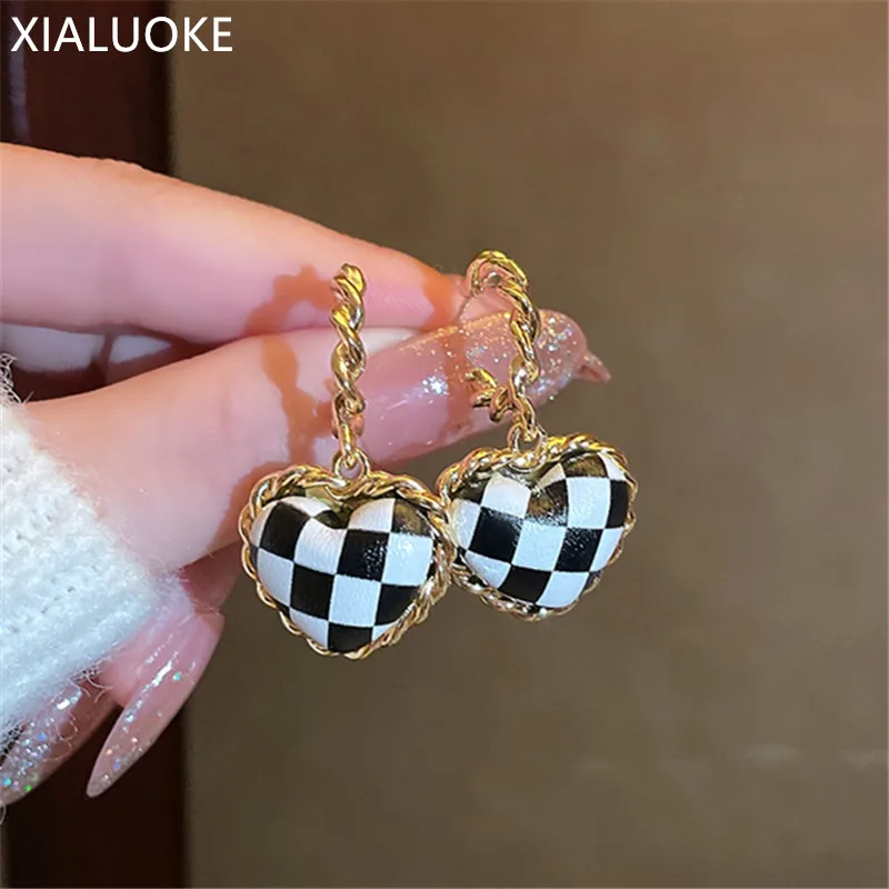 

XIALUOKE Модные металлические C кожаные черно-белые серьги-подвески в виде сердца для женщин элегантные модные серьги вечерние ювелирные издел...