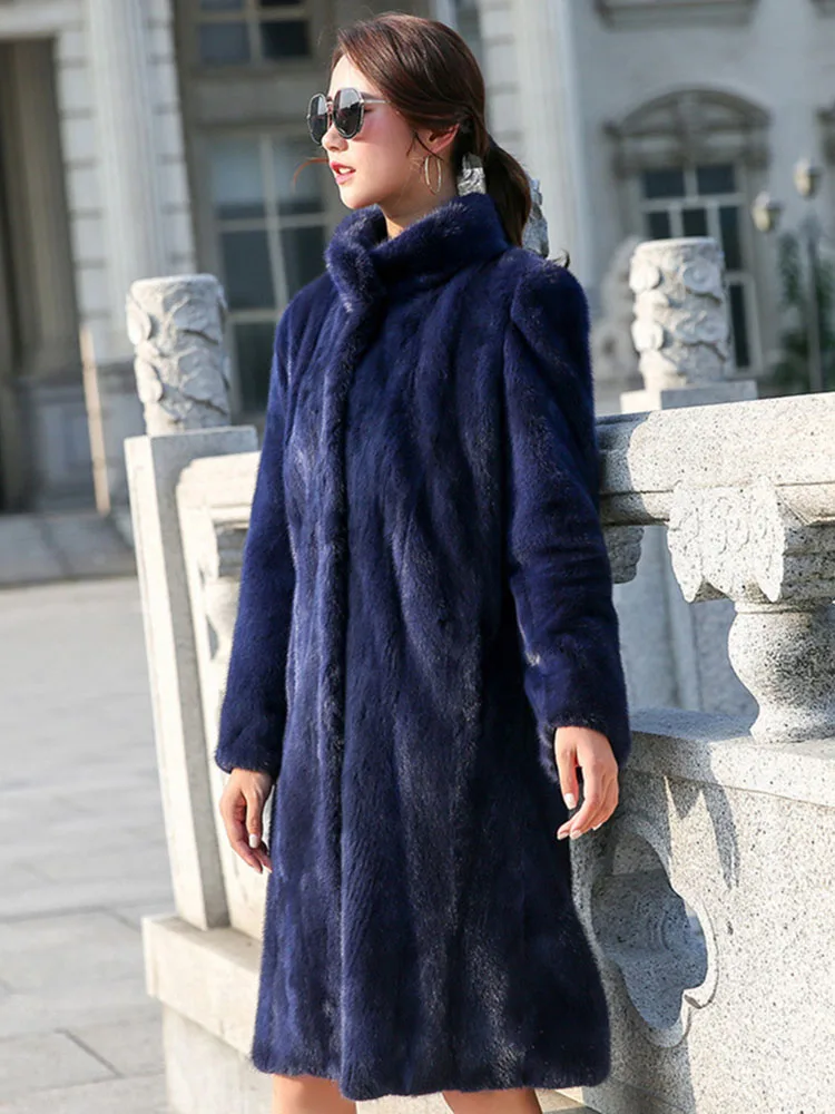 Темно-синее длинное плюшевое пальто из искусственного меха норки в европейском и