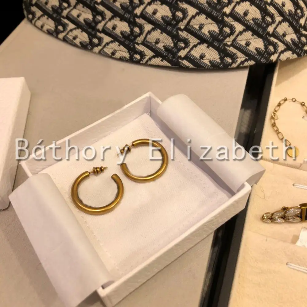 

BÃ¡thory Â· Elizabeth Woman Simple earrings advanced retro brass material with casual pendientes piercing earrings for women