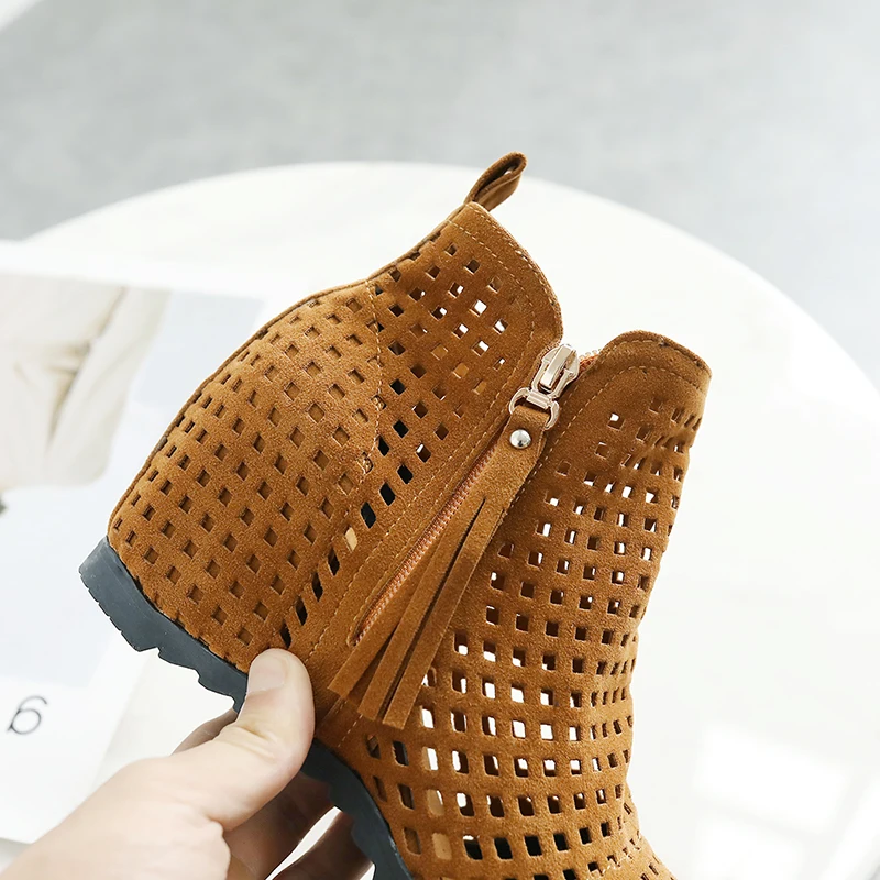 Ботинки женские осенние на платформе с ажурным узором танкетке коричневые