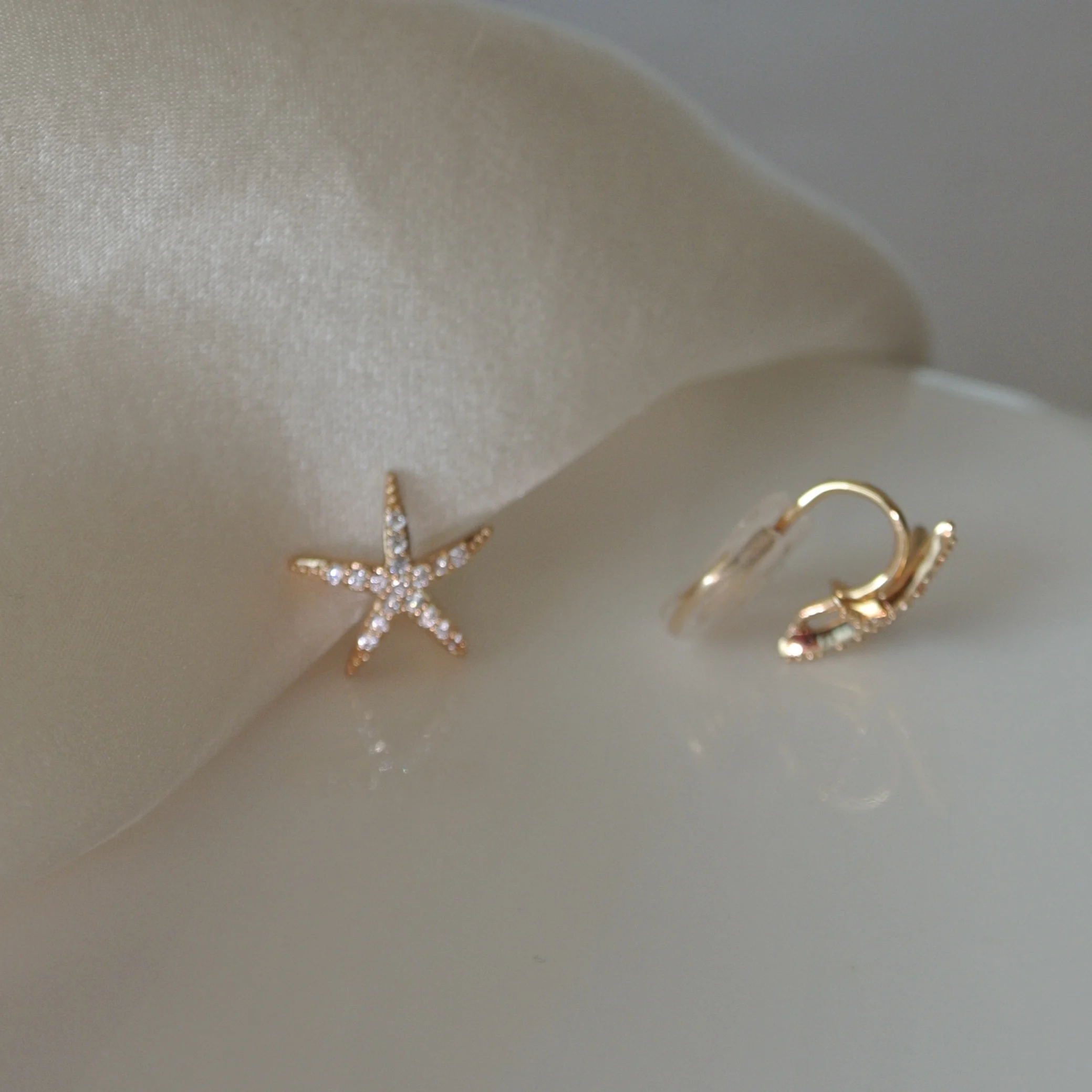 

Cushion Ear Clip without Piercing Female ~ Little Starfish Ear Studs Earrings Christmas Simple Graceful New Everyday Joker