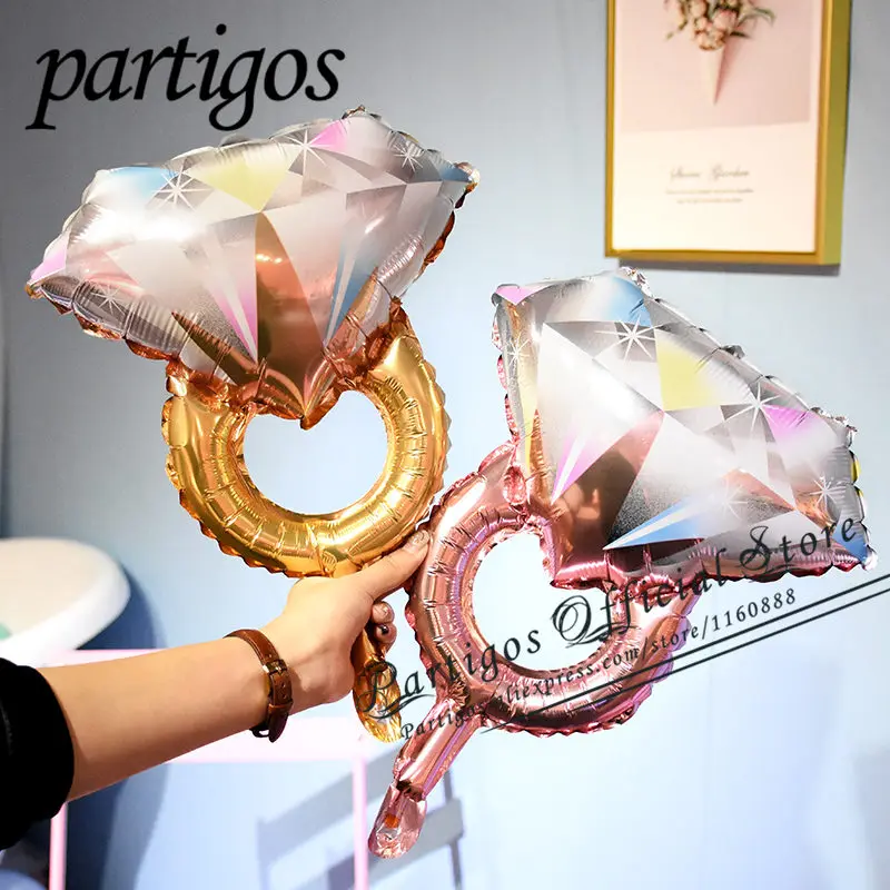 Кольцо с золотым бриллиантом фольгированный шар розовое золото для невесты