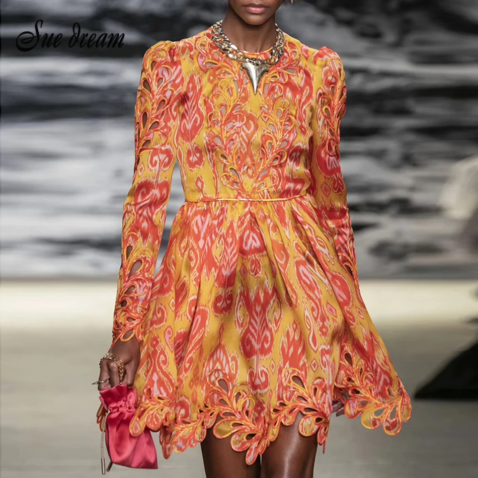 Женское платье с принтом зимнее облегающее о вырезом длинным рукавом и высокой