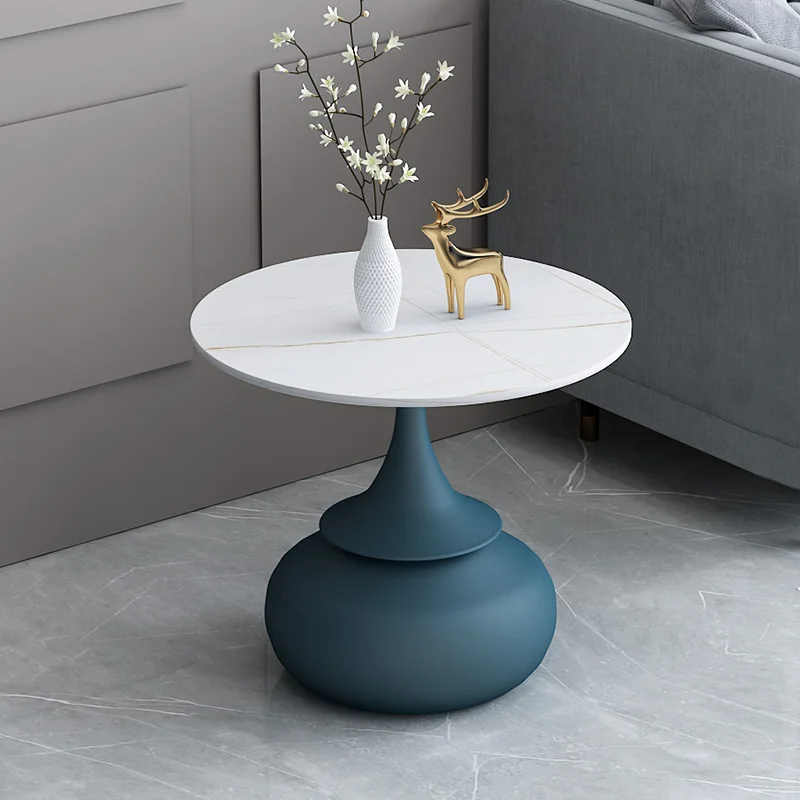 

Скандинавский мраморный диван, несколько простых современных круглых креативных скальных тарелок для гостиной, маленький чайный столик, с...