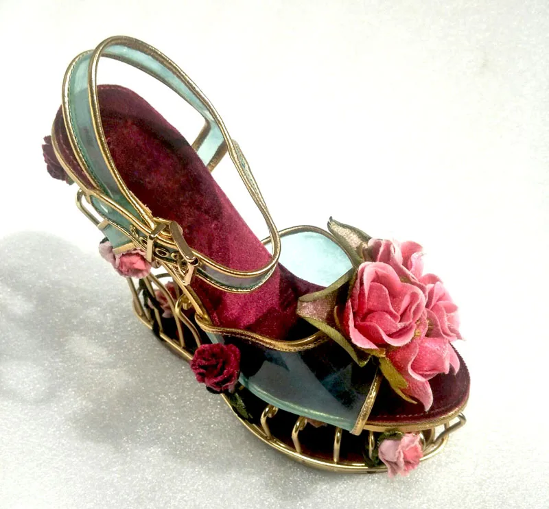 Женские босоножки с ремешком на щиколотке летние из ПВХ украшенные розовыми