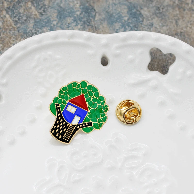 Мультяшный Красочный дом на дереве Броши зеленый дерева с черным багажником