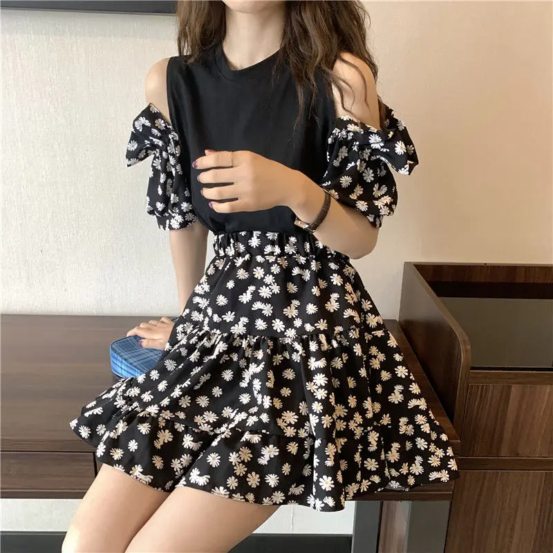 

Casual Female Suits 2021 New Arrival Short Sleeve Tops and High Waist Mini Pleated Skirt Fashion Print Two Piece Set Women Y104