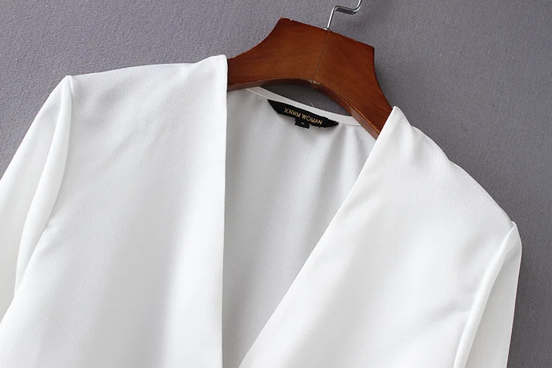 Женский шифоновый комбинезон с длинным рукавом и треугольным вырезом на кнопках