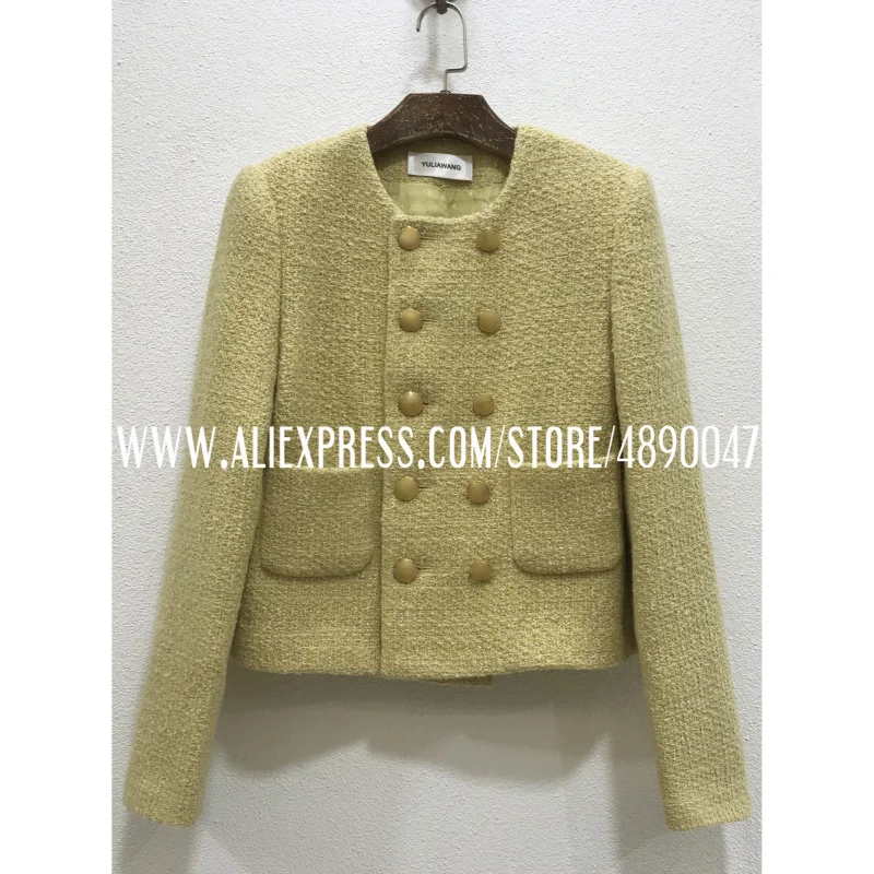 

Golden double-breasted wool tweed woven double-pocket suit. Capable temperament is thinner. Short jacket with jacquard lining