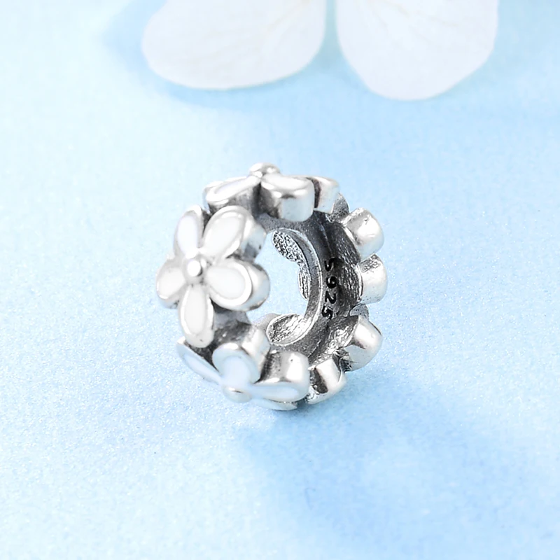 Бусины из серебра 925 пробы с эмалью и белыми цветами | Украшения аксессуары