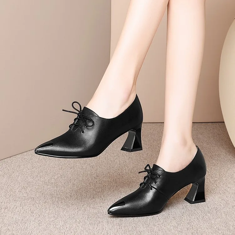 Женские туфли-лодочки из коровьей кожи с металлическим украшением | Обувь