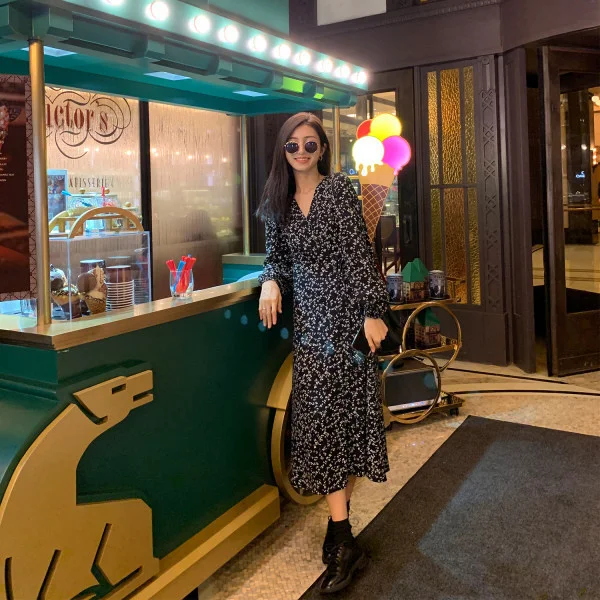 Юбка с V-образным вырезом и цветочным принтом осень 202 | Женская одежда