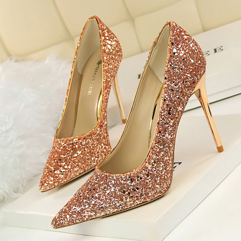 Женская обувь на высоком каблуке с закрытым острым носком модные пикантные туфли
