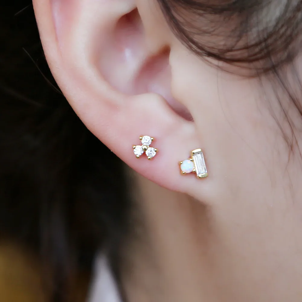 Женские серьги гвоздики с фианитом простые классические тремя белыми камнями и