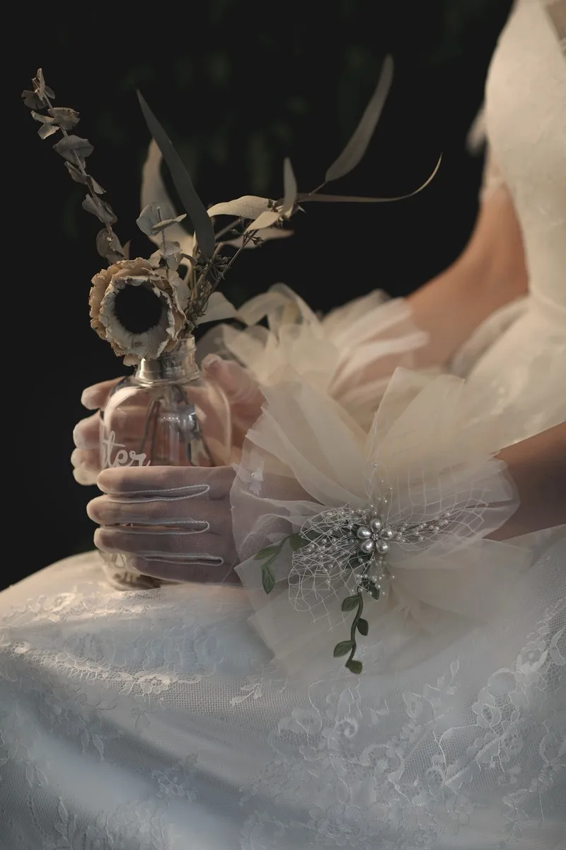 

Handmade Flowers Bridal Gloves For Wedding Pealrs Beads Elegant Women Formal Party Gloves Bridal Wedding Accessories