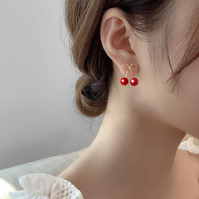 

Серьги-гвоздики женские из серебра 925 пробы с вишней