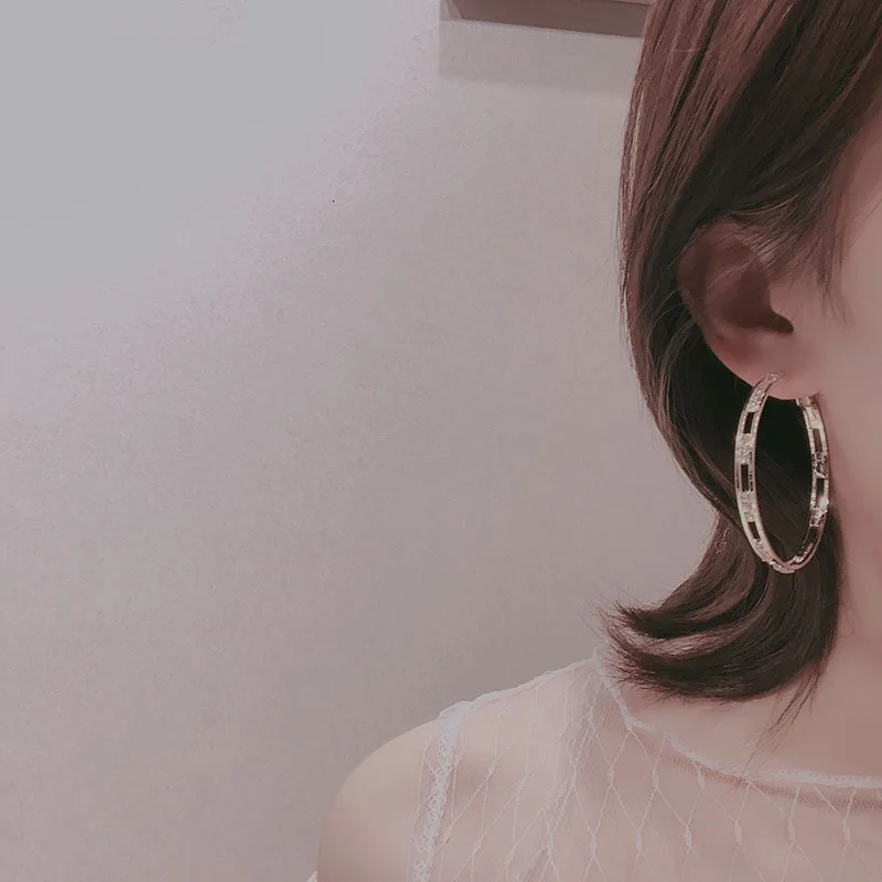 Серьги-кольца женские золотистого цвета стразы | Украшения и аксессуары