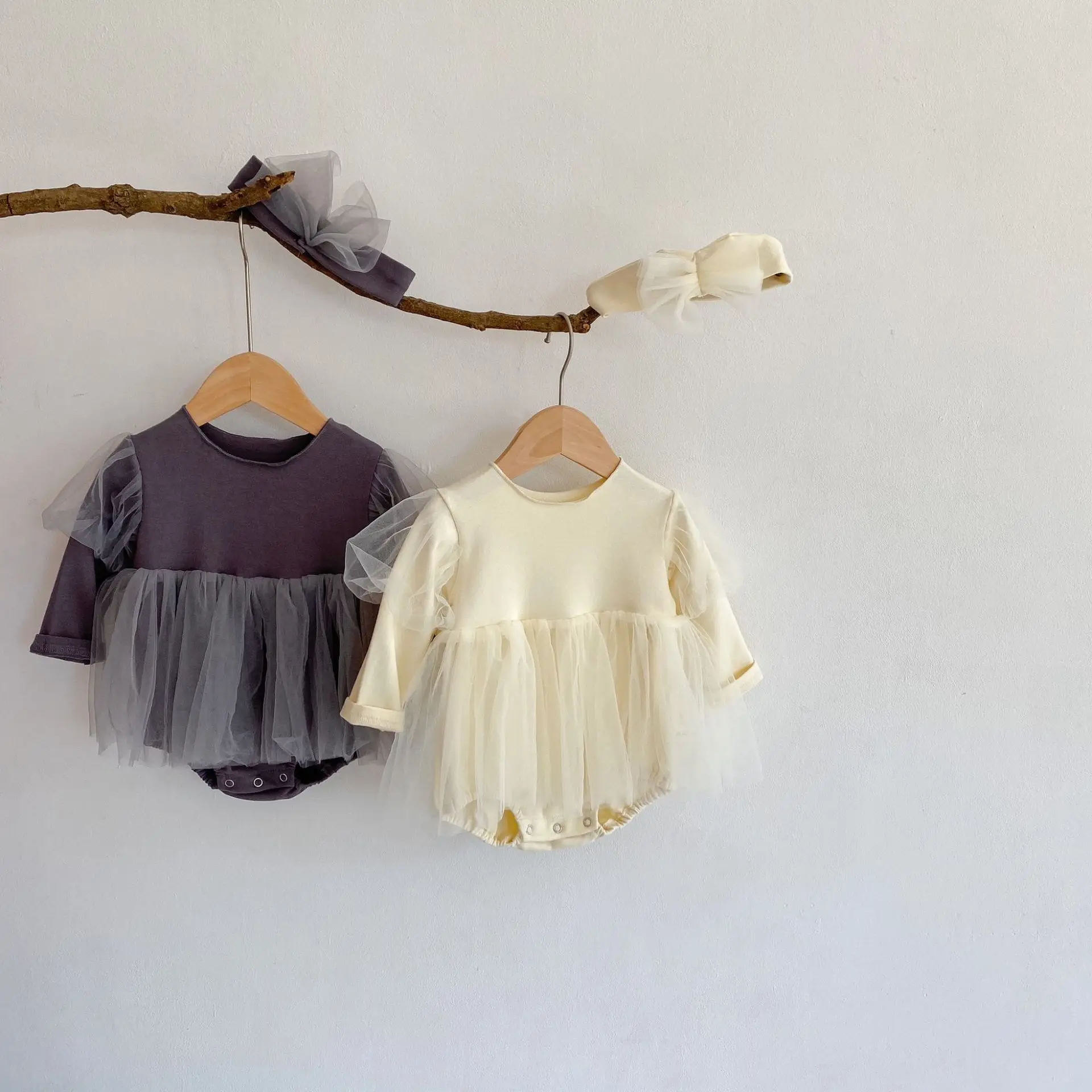 

Комбинезон с длинным рукавом и повязка на голову