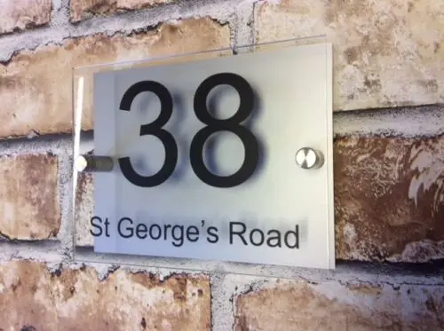 Персонализированный современный табличка с именем двери стеклянным эффектом из