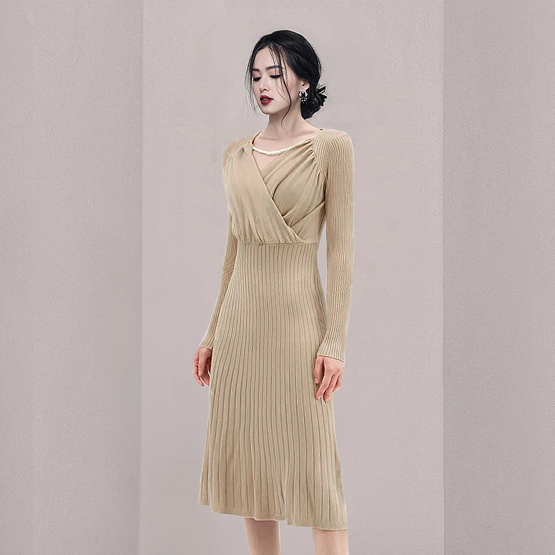 

Женское трикотажное платье-свитер с V-образным вырезом и длинным рукавом