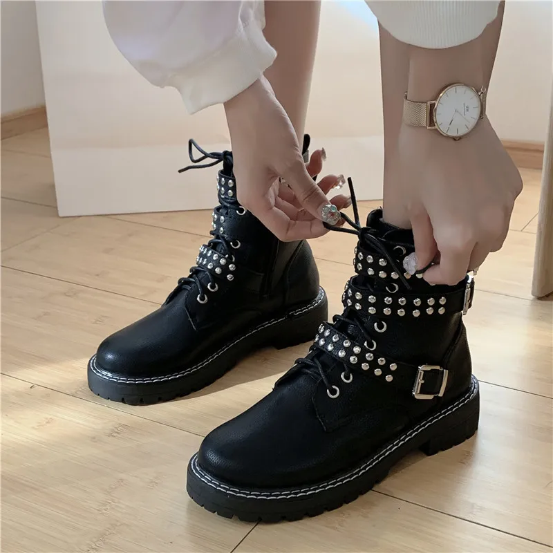 Женские ботильоны черного цвета с заклепками женские узкие полосы на молнии