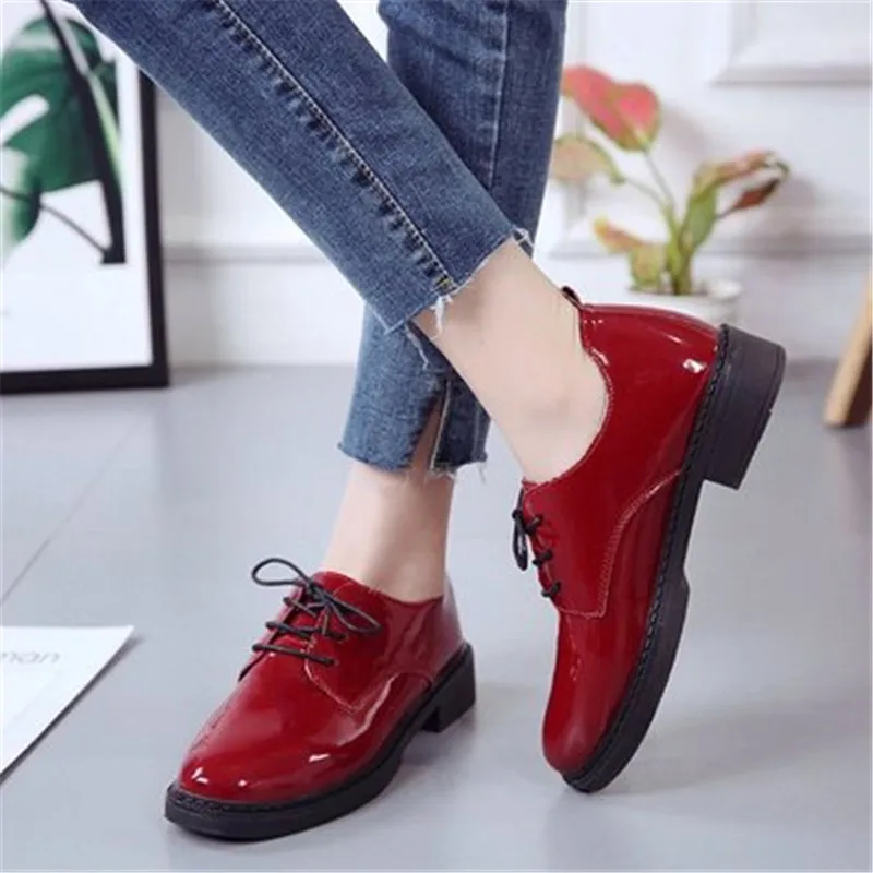 Туфли-оксфорды женские из лакированной кожи на шнуровке плоская подошва